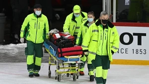 Jewgienij Lisowiec transportowany na noszach