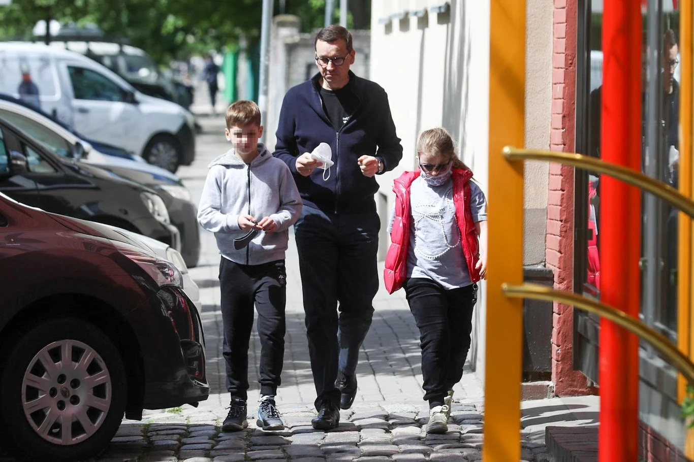 Mateusz Morawiecki z Magdaleną i Ignacym w drodze do teatru