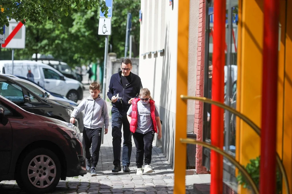 Mateusz Morawiecki z dziećmi w drodze na spektakl Mateusz Morawiecki z dziećmi w drodze na spektakl