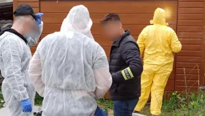 Śledczy na miejscu, gdzie odkryto zwłoki 