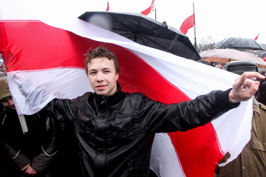 Mieszkający poza granicami Białorusi Pratasiewicz był jednym z autorów prowadzonego w Telegramie opozycyjnego kanału Nexta, który władze w Mińsku uznały za ekstremistyczny Mieszkający poza granicami Białorusi Pratasiewicz był jednym z autorów prowadzonego w Telegramie opozycyjnego kanału Nexta, który władze w Mińsku uznały za ekstremistyczny