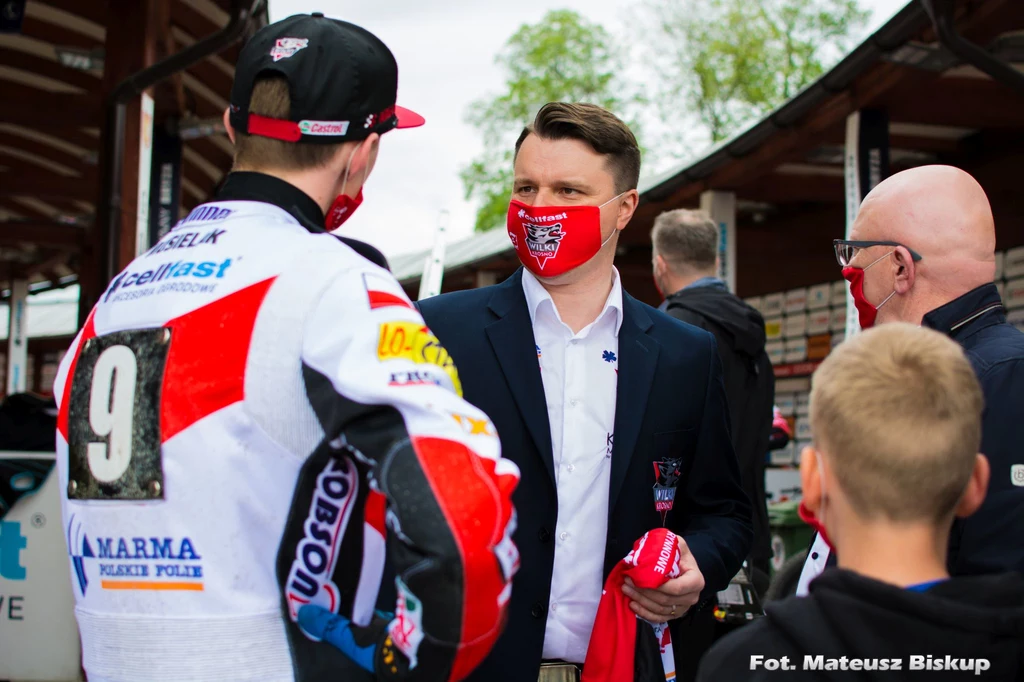 Prezes Wilków, Grzegorz Leśniak w rozmowie z Tobiaszem Musielakiem. Prezes Wilków, Grzegorz Leśniak w rozmowie z Tobiaszem Musielakiem.