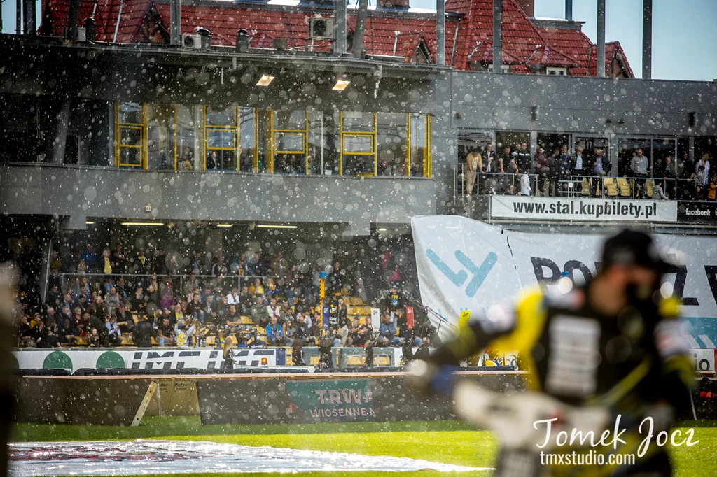 Deszcz padający na stadionie im. Edwarda Jancarza.