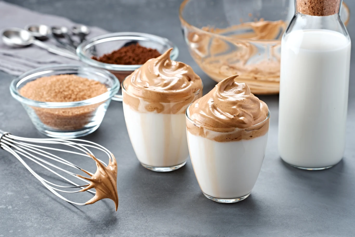 Dalgona coffee z dodatkiem mleka waniliowego smakuje jeszcze lepiej