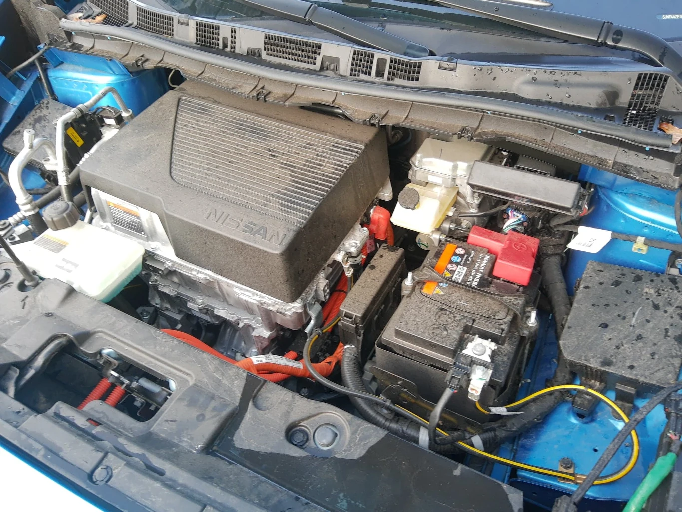 Akumulator 12V w aucie elektrycznym odpowiada m.in za "rozruch" układu napędowego! Akumulator 12V w aucie elektrycznym odpowiada m.in za "rozruch" układu napędowego!