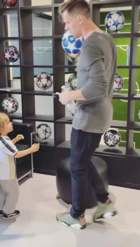 Liam Szczęsny z tatą, fot. https://www.instagram.com/marina_official/ Liam Szczęsny z tatą, fot. https://www.instagram.com/marina_official/