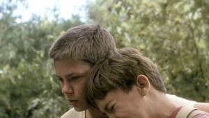 Wil Wheaton (z prawej) z Riverem Phoeniksen w "Stań przy mnie"