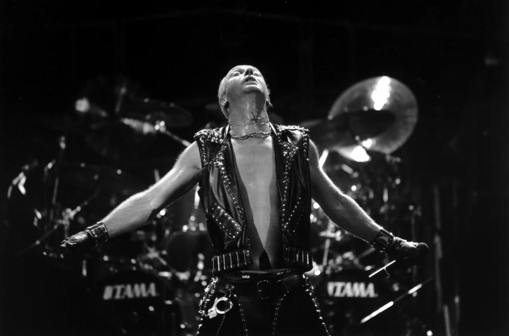 Rob Halford na scenie z Judas Priest w latach 80.