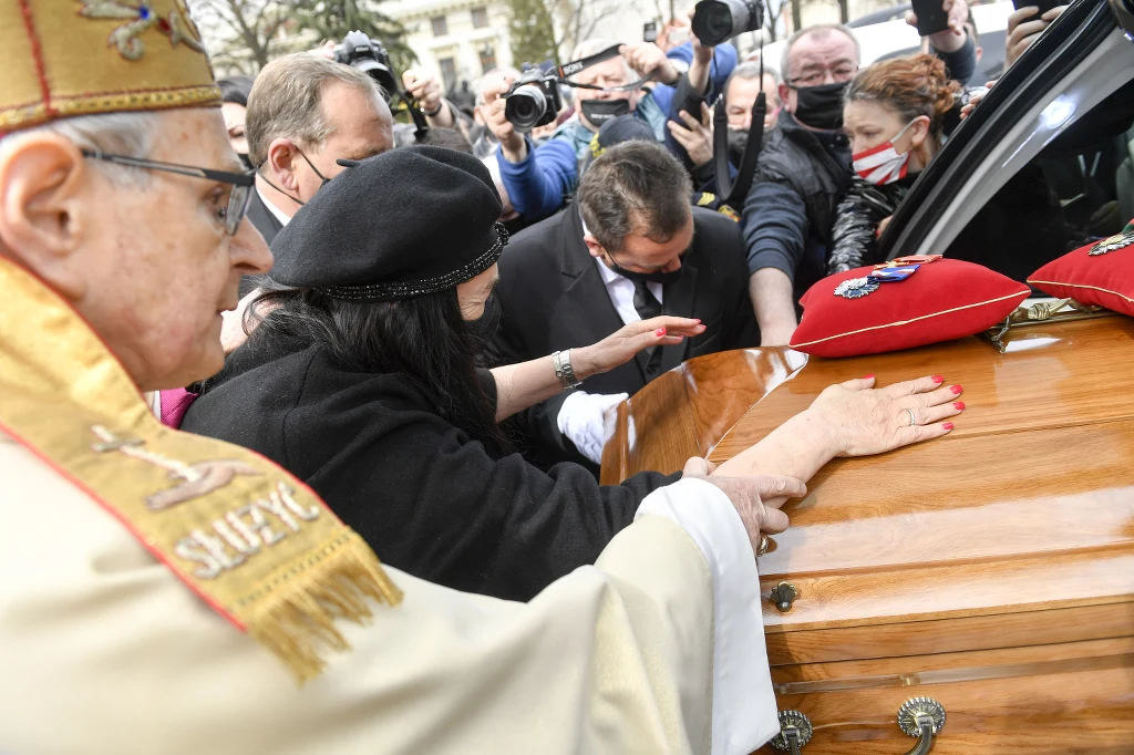 Podczas pogrzebu biskup pospieszył z dobrym słowem dla wdowy