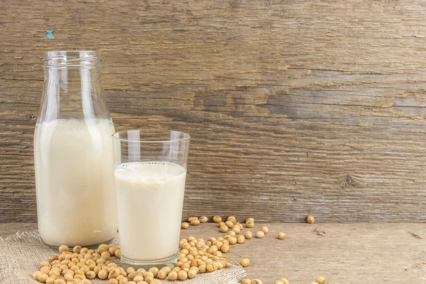 Z ziaren soi przyrządza się napoje roślinne, które są alternatywą mleka