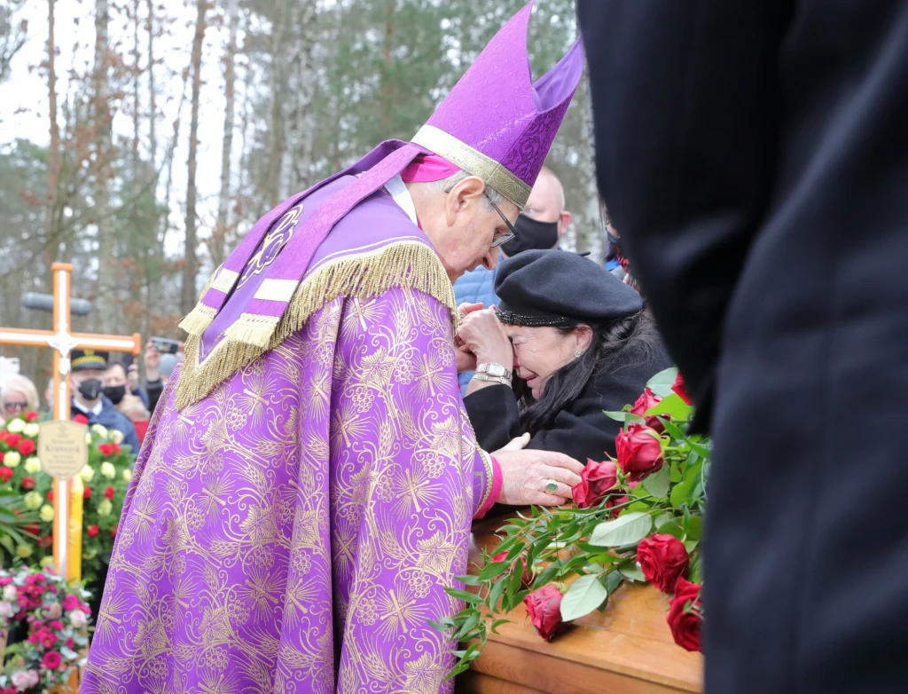 Wdowa po Krawczyku podczas pogrzebu Wdowa po Krawczyku podczas pogrzebu
