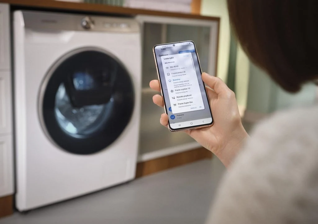 Coraz więcej sprzętów można też parować ze smartfonem i sterować nimi za pomocą aplikacji. Pralka sterowana smartfonem pozwala na przykład na zaprogramowanie cyklu prania w dowolnym momencie.