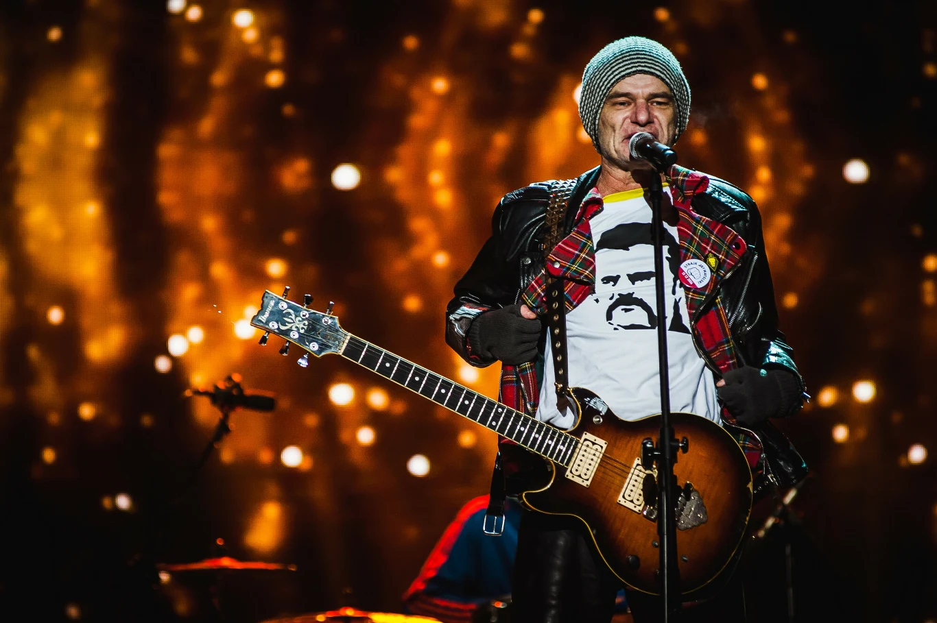 Na początku 2018 r. na warszawskiej Pradze muzyk został dotkliwie pobity. Muzyk miał bardzo poważne urazy głowy, początkowo był utrzymywany w stanie śpiączki farmakologicznej. "Przez kilka tygodni był także leczony w warunkach domowych, ale w maju ponownie trafił do szpitala, gdzie zmarł" - informowała prokuratura. Biegły z zakresu medycyny sądowej stwierdził, że śmierć muzyka 3 czerwca 2018 r. była następstwem obrażeń głowy, których doznał kilka miesięcy wcześniej. Robert Brylewski miał 57 lat. 15 czerwca po pogrzebie jego prochy zostały pochowane na Cmentarzu Wojskowym na Powązkach w Warszawie. Pośmiertnie został odznaczony Krzyżem Kawalerskim Orderu Odrodzenia Polski. W połowie maja 2021 r. zapadł wyrok w sprawie mężczyzny, który pobił Brylewskiego. Oskarżony został skazany na 13 lat pozbawienia wolności, a także zapłatę 100 tys. zł na rzecz rodziny muzyka. Robert Brylewski pozostawił dwie córki: Sarę i Ewę, z zakończonego w 2001 r. rozwodem małżeństwa z Vivian Quarcoo, wokalistką związaną z grupami Izrael i Brygada Kryzys. 