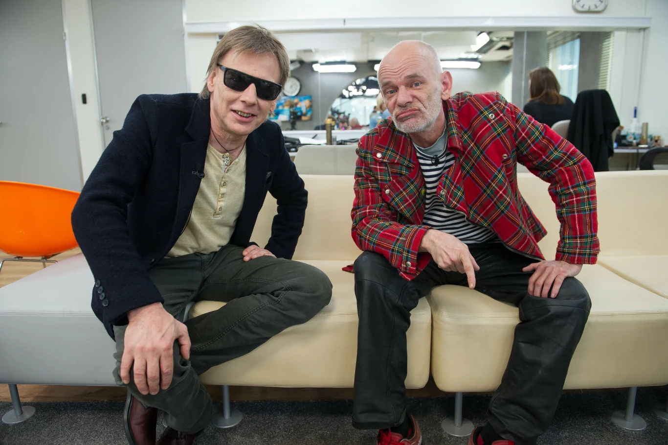 Następnie Brylewski, wraz z liderem zespołu Tilt Tomaszem Lipińskim (na zdjęciu razem), założył Brygadę Kryzys. W 1982 r. artyści wydali płytę "Brygada Kryzys", uznaną za pierwszy w Polsce album punkowy, a później - za jedno z najważniejszych wydawnictw w historii polskiej muzyki rockowej.