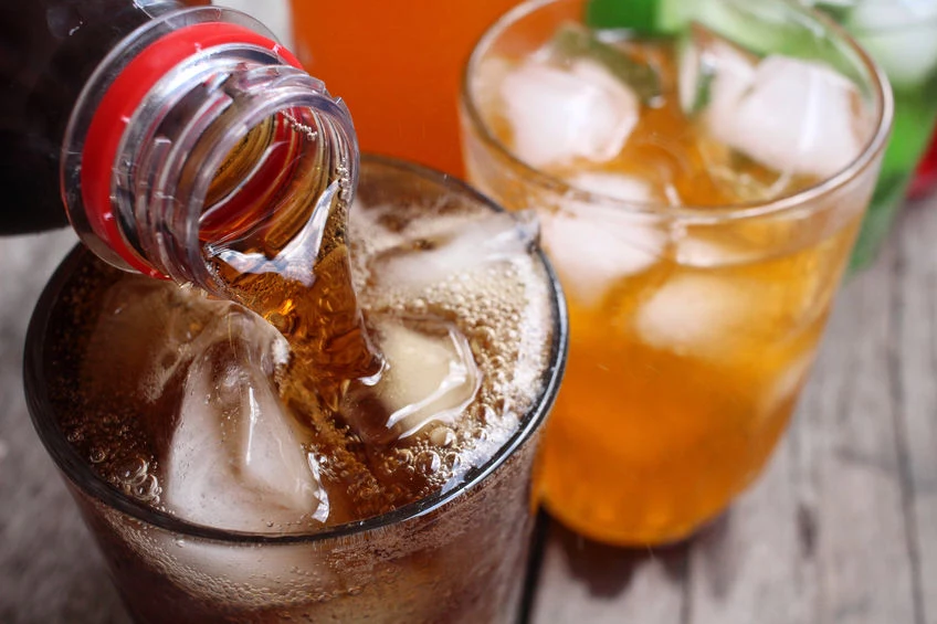 Napoje gazowane pite na pusty żołądek mogą powodować zaparcia