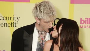 Megan Fox i Machine Gun Kelly z czarnym językiem na Billboard Music Awards 2021