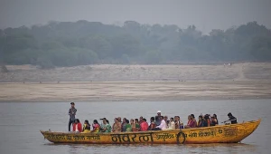 Mieszkańcy indyjskiej wioski wskoczyli do rzeki, aby uniknąć szczepień /zdj. ilustracyjne