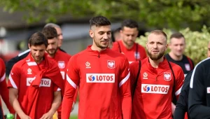 Zawodnicy piłkarskiej reprezentacji Polski Jakub Moder (C) i Tymoteusz Puchacz (P) podczas treningu kadry