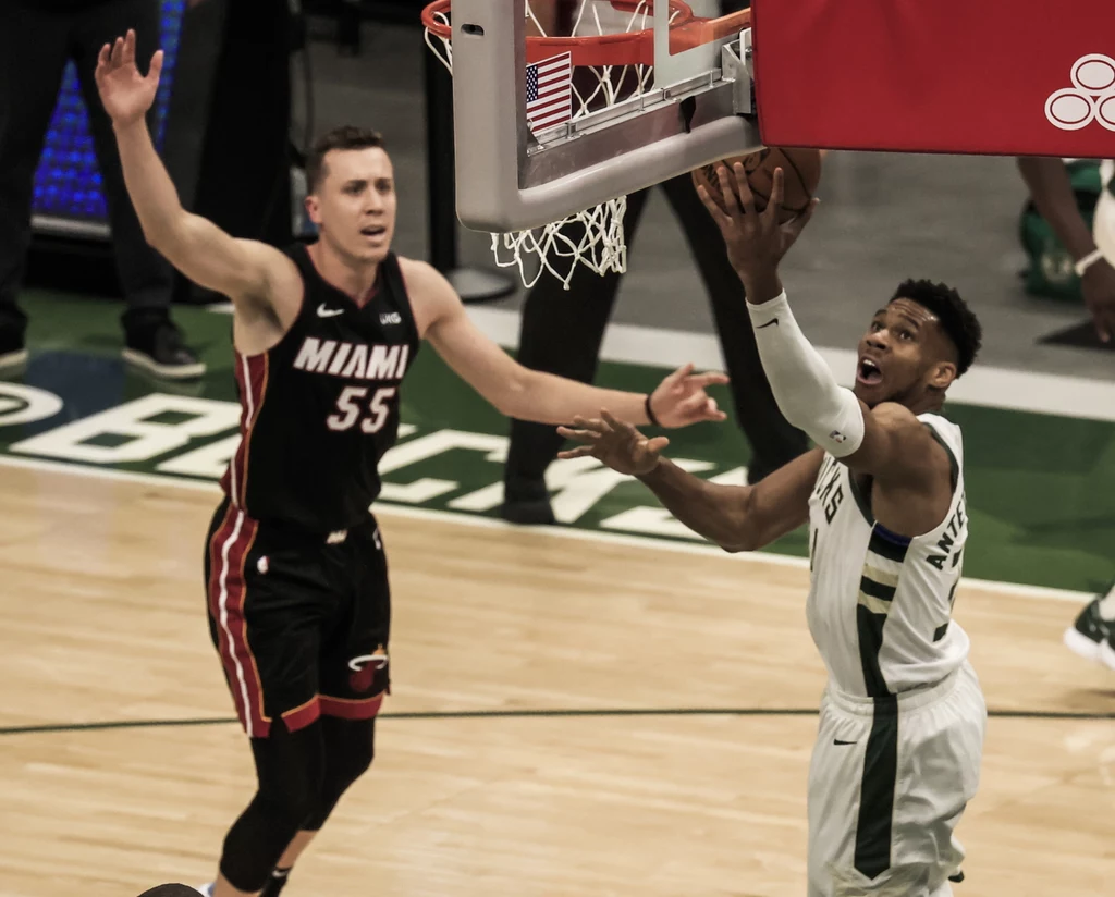 Giannis Antetokounmpo (z prawej)