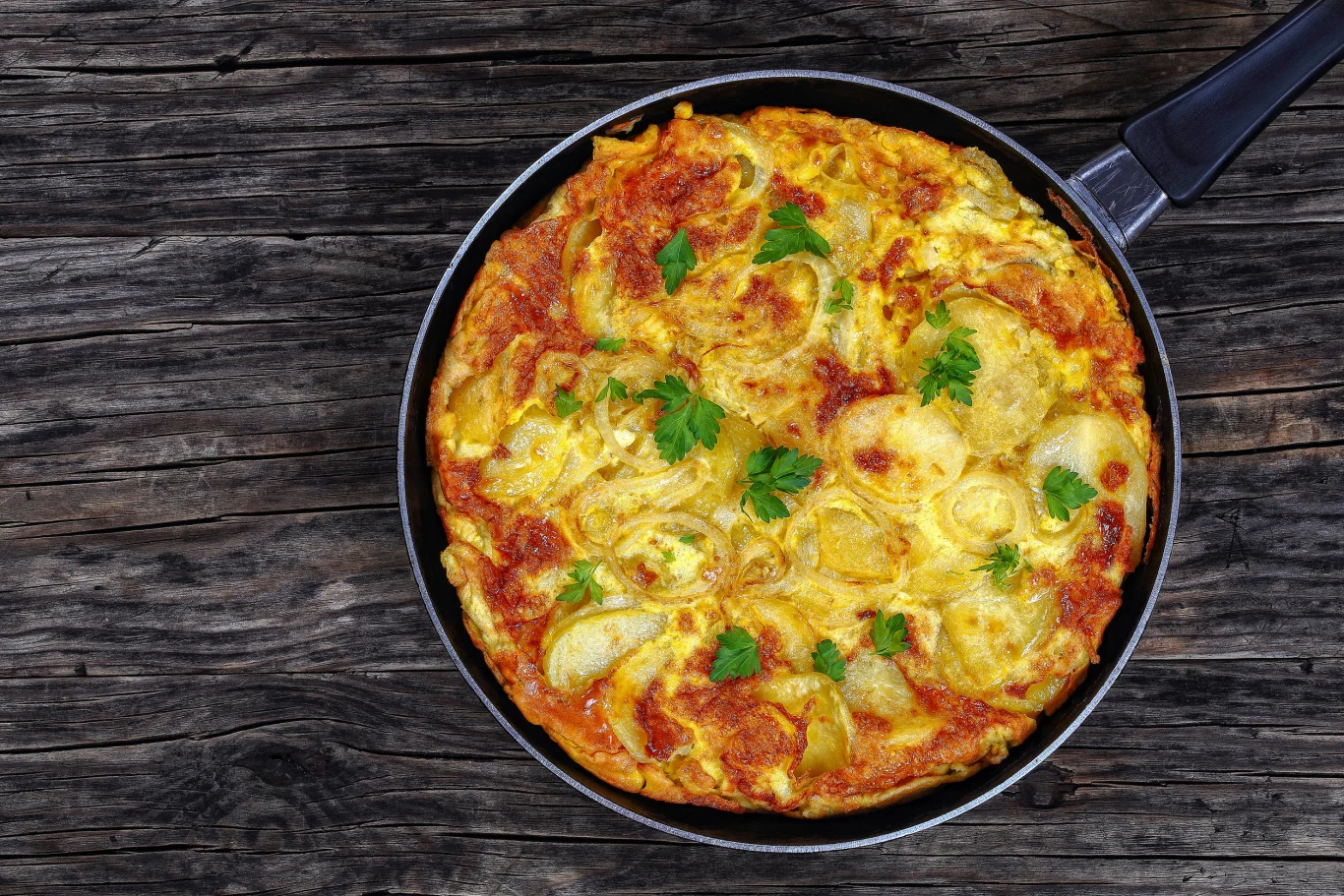 Dzięki ziemniakom omlet jest bardzo sycący. Białko zawarte w jajku sprawi, że nie będziemy głodni przez długi czas Dzięki ziemniakom omlet jest bardzo sycący. Białko zawarte w jajku sprawi, że nie będziemy głodni przez długi czas
