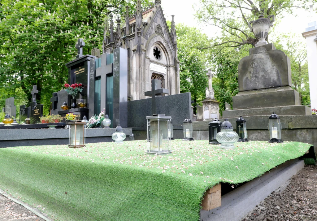 Grób Piotra Woźniaka-Staraka na Powązkach 