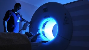 Rezonans magnetyczny jest badaniem całkowicie bezpiecznym, bezbolesnym i nieinwazyjnym