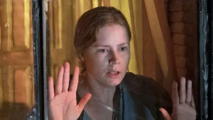 Amy Adams w scenie z "Kobiety w oknie"