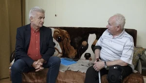 Piotr Ikonowicz z panem Tadeuszem Żarko w pierwszym odcinku programu "Wolni od długów"