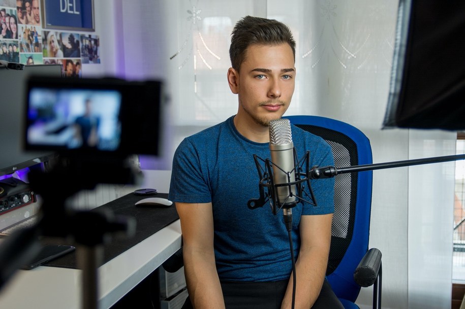 Sprzęt niezbędny do nagrywania YouTube. Osoba nagrywająca filmy wideo.