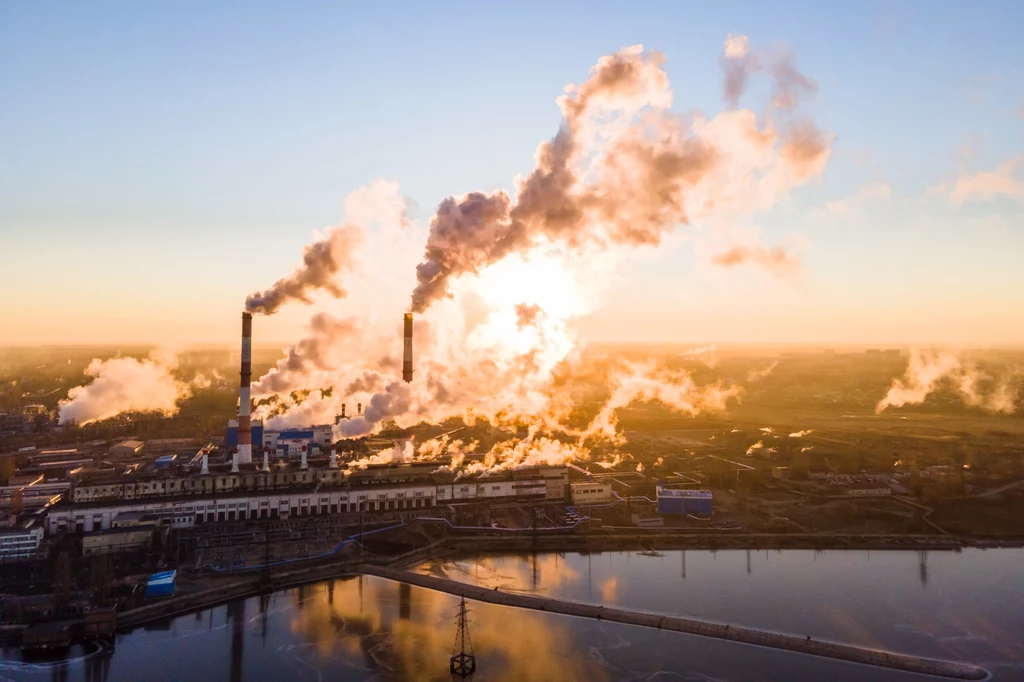Narzucany nam z zewnątrz nakaz walki o nisko(zero)emisyjność przynosi horrendalne koszty - spadek konkurencyjności, drogą energię, bezrobocie, dezindustrializację. 
