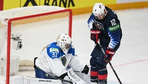 Trevor Moore i bramkarz Kazachstanu Nikita Bojarkin