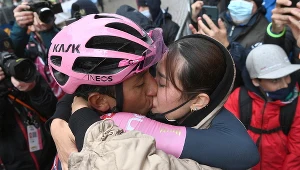 Kolumbijczyk Egan Arley Bernal Gomez z zespołu Ineos Grenadiers ucałował swoją żonę po wygraniu 16. etapu Giro d'italia i zachowaniu różowej koszulki lidera
