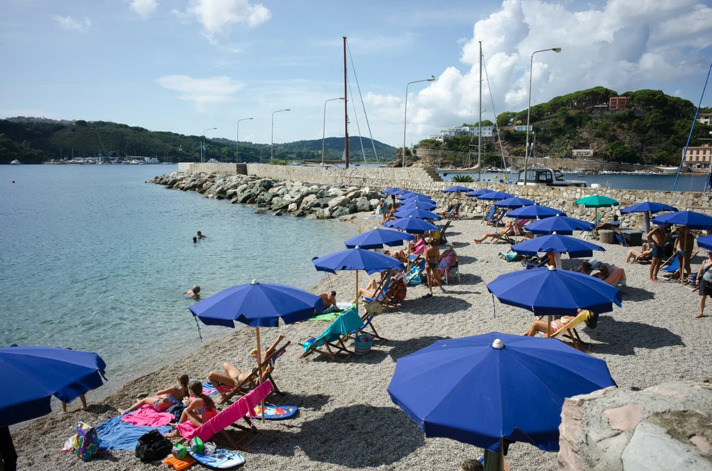 Wakacje w pandemii mają być łatwiejsze dzięki unijnym certyfikatom. Na zdj. Porto Azzurro, Włochy. Wakacje w pandemii mają być łatwiejsze dzięki unijnym certyfikatom. Na zdj. Porto Azzurro, Włochy.