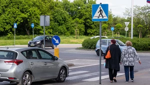 Nigdzie w przepisach nie jest napisane, co oznacza "wchodzenie na przejście". Czy te piesze już wchodzą czy jeszcze nie?