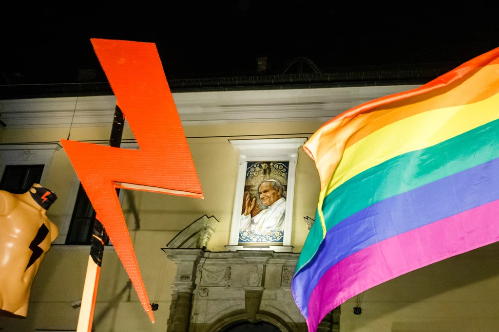 "Błyskawica, razem z tęczową flagą, jest dzisiaj symbolem antysystemowości"