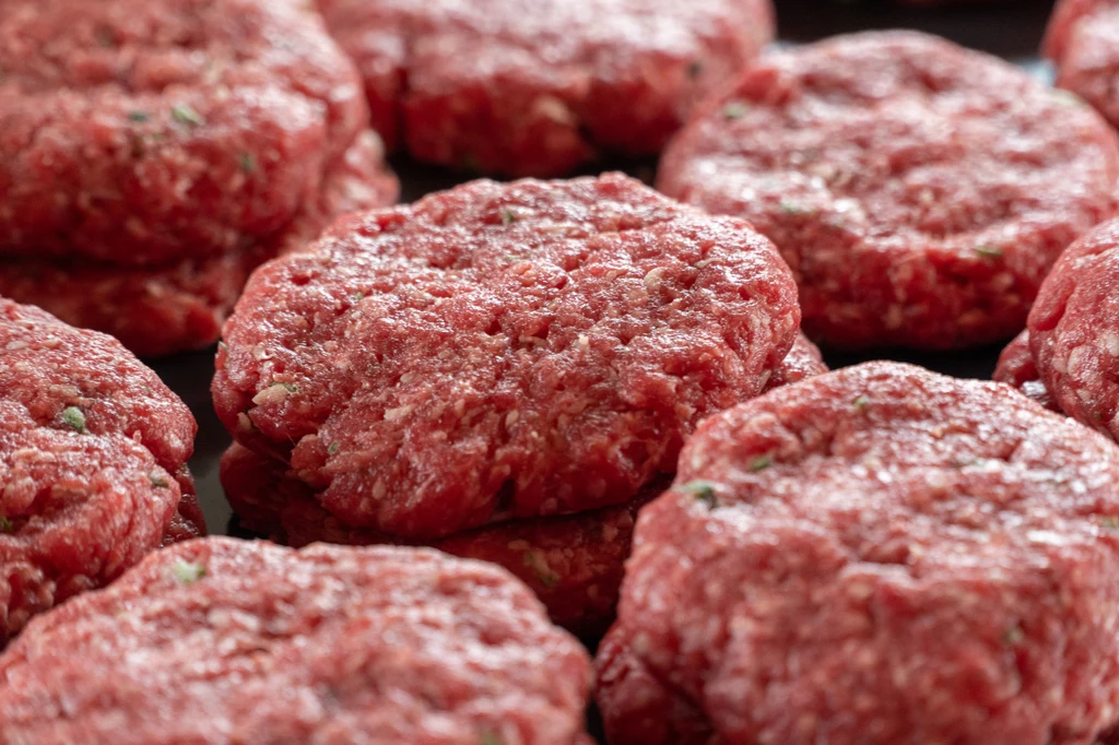 Międzynarodowa Agencja Badań nad Rakiem sklasyfikowała przetworzone mięso jako rakotwórcze dla ludzi i umieściła w grupie czynników powodujących raka