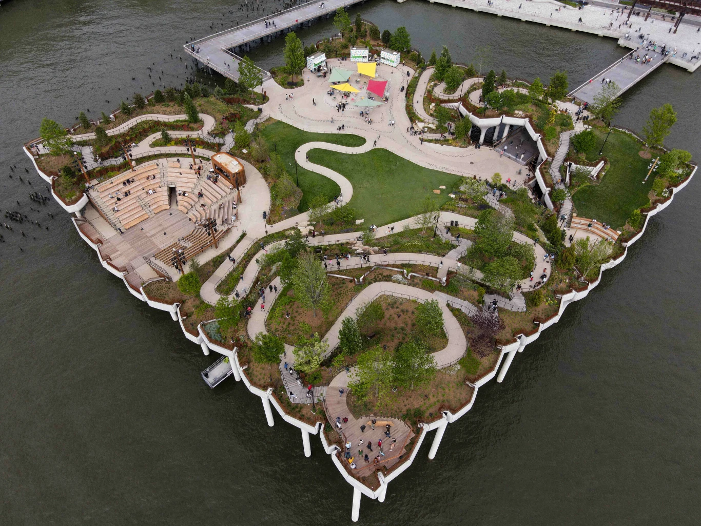 Koszt budowy Little Island, około 260 mln dolarów, w całości pokryła fundacja pary milionerów: inwestora, dewelopera i magnata mediowego Barry’ego Dillera i projektantki Diane von Furstenberg. Organizacja zobowiązała się także do utrzymywania parku przez najbliższe 20 lat, co wyniesie kolejnych 120 mln.