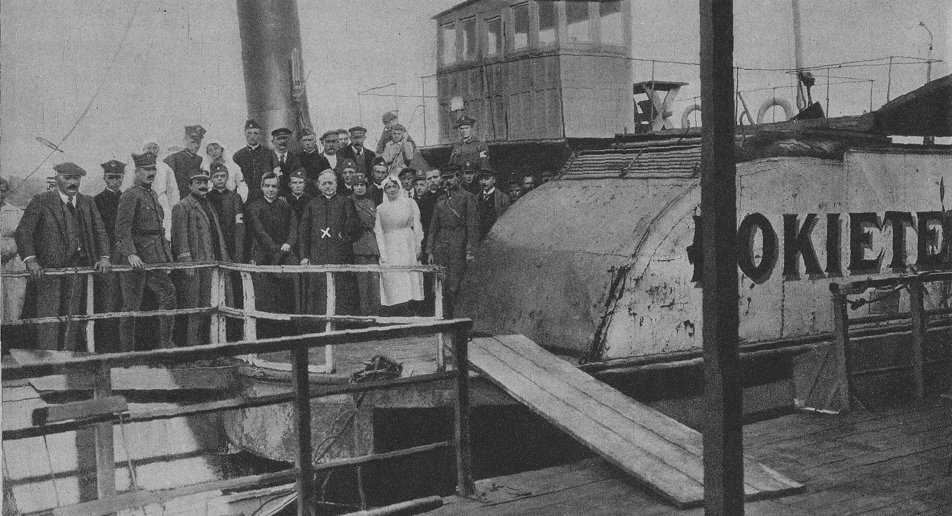 Bp Achille Ratti (zaznaczony krzyżykiem) na pokładzie okrętu szpitalnego Flotylli Wiślanej "Łokietek" podczas bitwy warszawskiej Bp Achille Ratti (zaznaczony krzyżykiem) na pokładzie okrętu szpitalnego Flotylli Wiślanej "Łokietek" podczas bitwy warszawskiej