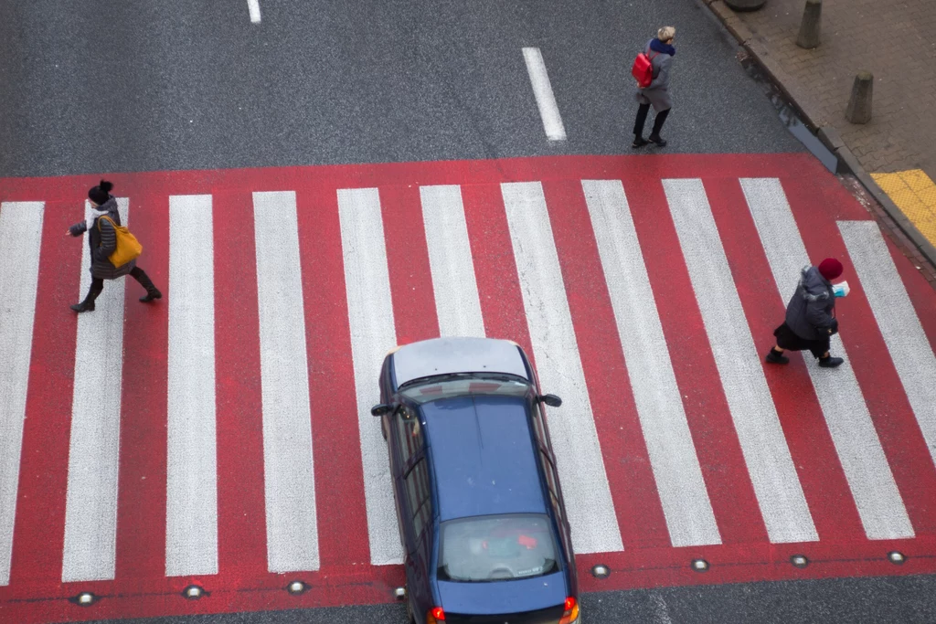 Na logikę biorąc, pieszy wchodzi na przejście, gdy stawia na nie stopę... Na logikę biorąc, pieszy wchodzi na przejście, gdy stawia na nie stopę...