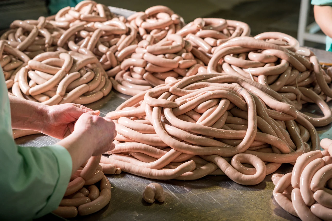 Polacy rezygnują z mięsa! Na zdj. fabryka kiełbasek Polacy rezygnują z mięsa! Na zdj. fabryka kiełbasek
