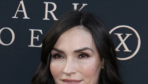 Famke Janssen eksponuje nogi w czarnej mini