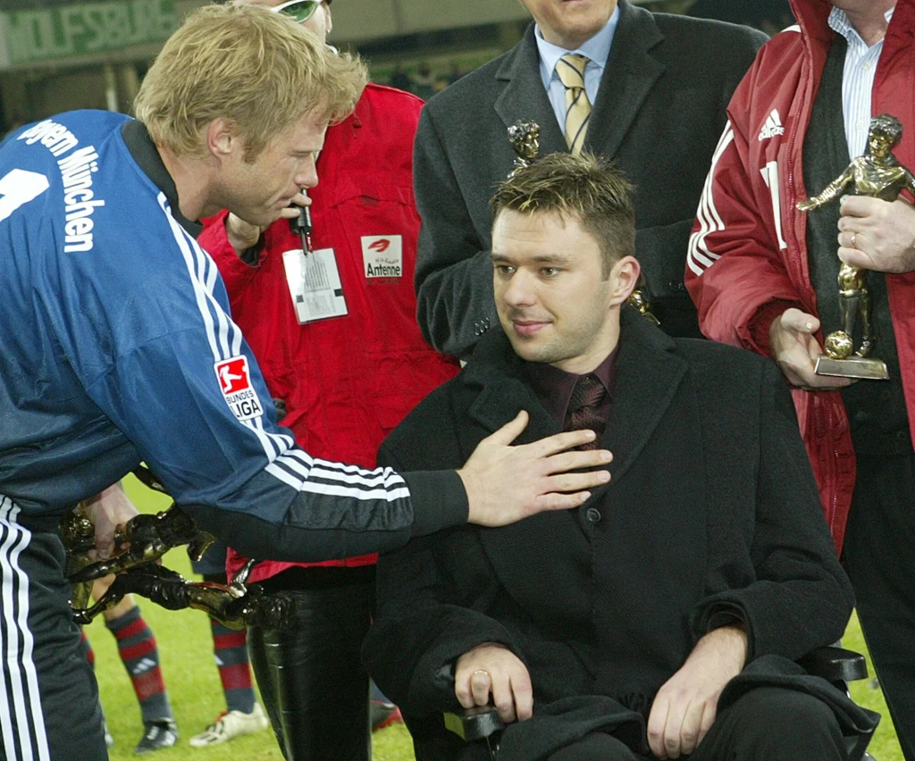 Krzysztof Nowak (z prawej) i Oliver Kahn w 2003 roku. Polak w ostatnich latach życia musiał poruszać się na wózku inwalidzkim