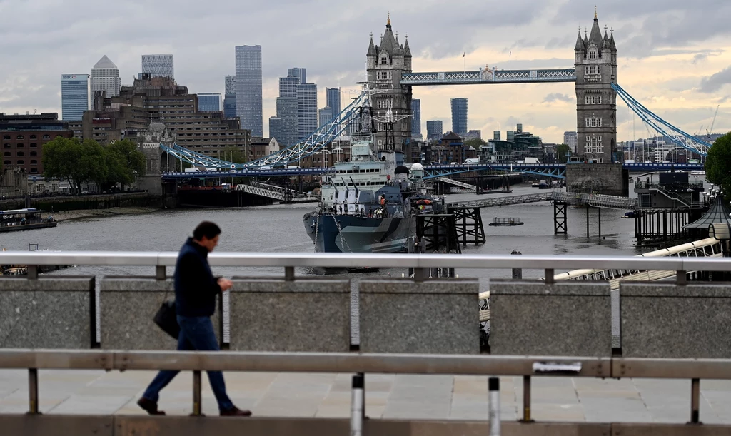 Pieszy na moście London Bridge w stolicy Wielkiej Brytanii.