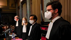 Prawnicy reprezentujący KE. W środku Rafael Jafferali