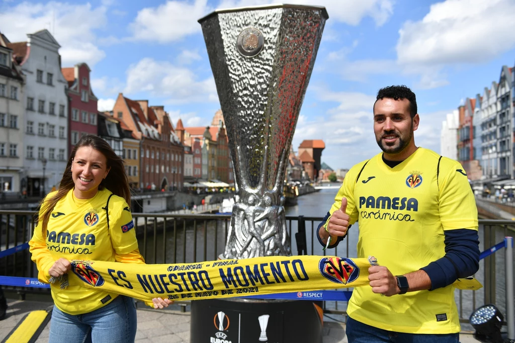 Na zdjęciu: kibice Villareal pozują w centrum Gdańska przy pucharze Ligi Europy Na zdjęciu: kibice Villareal pozują w centrum Gdańska przy pucharze Ligi Europy