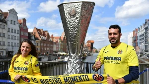 Na zdjęciu: kibice Villareal pozują w centrum Gdańska przy pucharze Ligi Europy