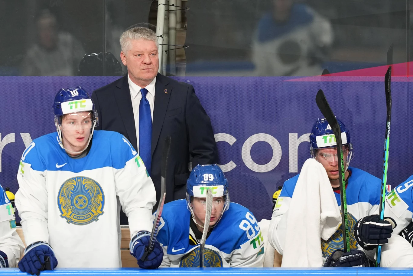 Hokeiści Kazachstanu i trener Jurij Michailis Hokeiści Kazachstanu i trener Jurij Michailis