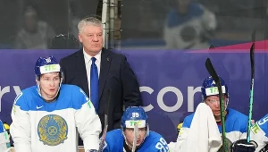 Hokeiści Kazachstanu i trener Jurij Michailis