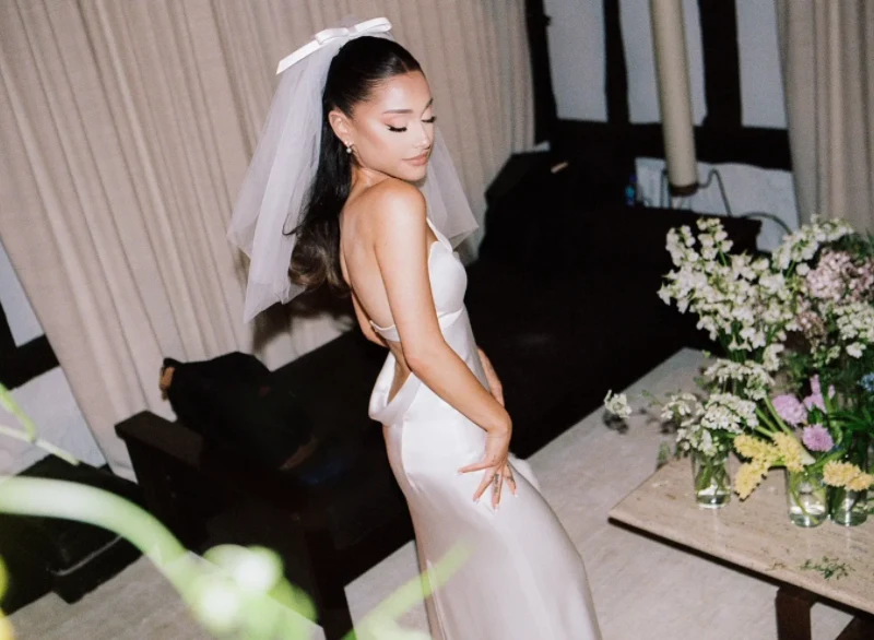 Ariana Grande w sukni ślubnej od Very Wang, fot: Stefan Kohli dla Vogue Magazine Ariana Grande w sukni ślubnej od Very Wang, fot: Stefan Kohli dla Vogue Magazine