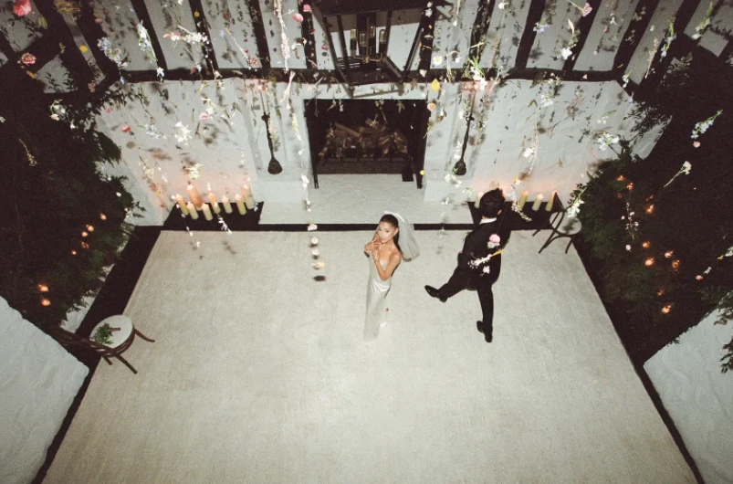 Dom został przystrojony kwiatami i świecami, fot: Stefan Kohli dla Vogue Magazine Dom został przystrojony kwiatami i świecami, fot: Stefan Kohli dla Vogue Magazine